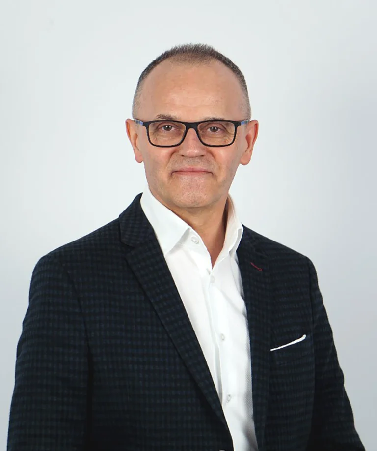 dr Piotr Nowak
